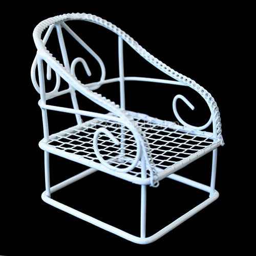Миниатюра Кресло металлическое белое 5х6х8см