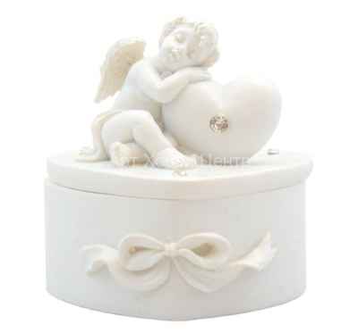 Шкатулка керамическая с ангелом с сердцем  белая матовая 6,5х5,5х6,5см